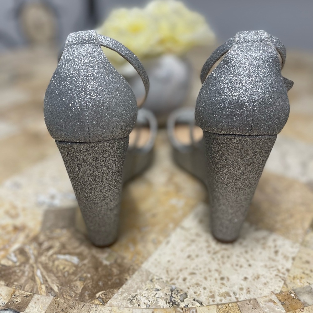 Jewel Bagley Mischka silver glitter wedges - Picture 8 of 11
